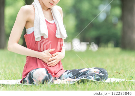 腹痛・生理痛に苦しむ若い女性(ヨガ・運動) 122285846