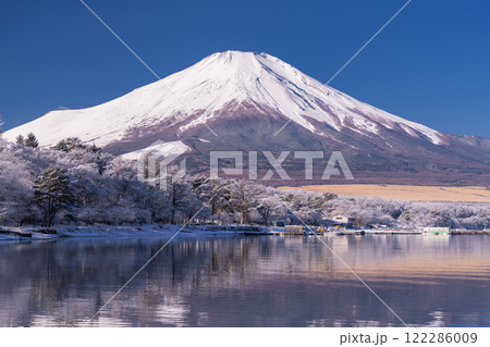 《山梨県》冬の富士山・雪景色の山中湖湖畔 《山梨県》冬の富士山・雪景色の山中湖湖畔 122286009