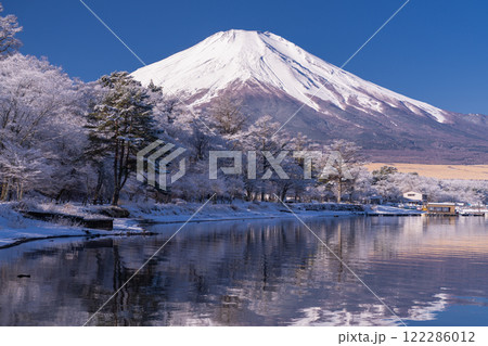 《山梨県》冬の富士山・雪景色の山中湖湖畔 《山梨県》冬の富士山・雪景色の山中湖湖畔 122286012