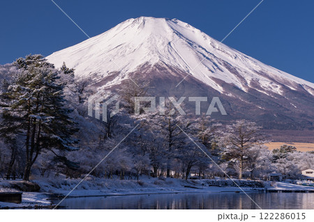 《山梨県》冬の富士山・雪景色の山中湖湖畔 《山梨県》冬の富士山・雪景色の山中湖湖畔 122286015