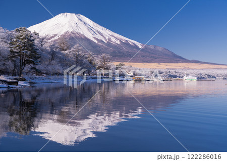 《山梨県》冬の富士山・雪景色の山中湖湖畔 122286016