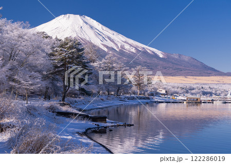 《山梨県》冬の富士山・雪景色の山中湖湖畔 122286019