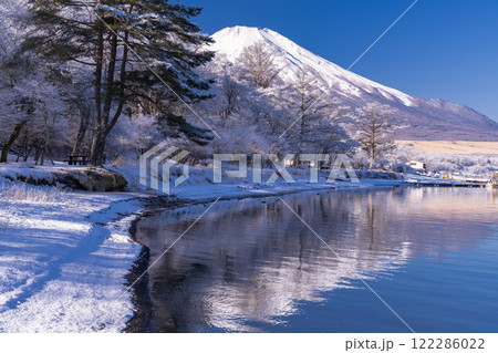 《山梨県》冬の富士山・雪景色の山中湖湖畔 《山梨県》冬の富士山・雪景色の山中湖湖畔 122286022