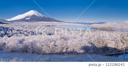 《山梨県》冬の富士山・積雪の山中湖パノラマ台の眺望 《山梨県》冬の富士山・積雪の山中湖パノラマ台の眺望 122286241