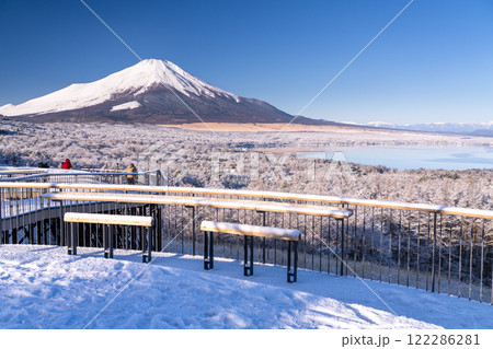 《山梨県》冬の富士山・積雪の山中湖パノラマ台の眺望 122286281