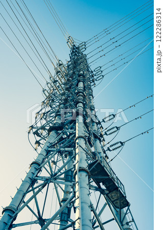 快晴の空にそびえる送電鉄塔　g-3 円柱 暖色寒色強調 122286314