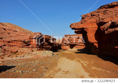 浸食と風食によって形成した峡谷 122286423