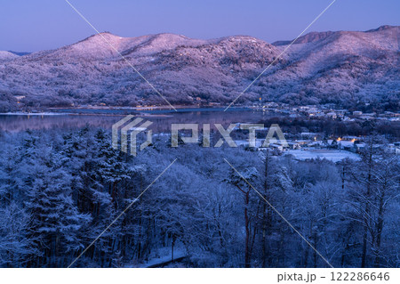 《山梨県》冬の山中湖村・雪景色の風景 122286646