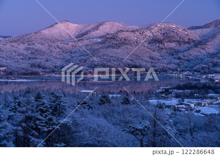 《山梨県》冬の山中湖村・雪景色の風景 122286648