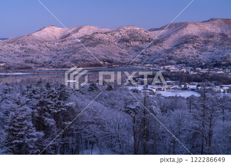 《山梨県》冬の山中湖村・雪景色の風景 122286649