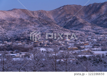 《山梨県》冬の山中湖村・雪景色の風景 122286650