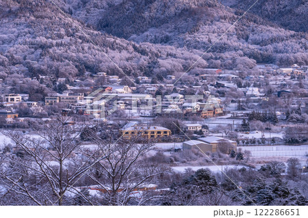 《山梨県》冬の山中湖村・雪景色の風景 122286651