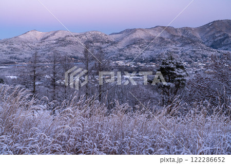 《山梨県》冬の山中湖村・雪景色の風景 122286652