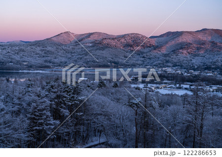 《山梨県》冬の山中湖村・雪景色の風景 122286653