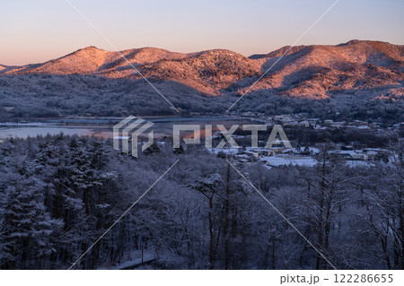 《山梨県》冬の山中湖村・雪景色の風景 《山梨県》冬の山中湖村・雪景色の風景 122286655