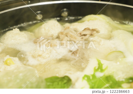 日本の冬によく食べられる、鶏肉団子と野菜を具にした鍋。 日本の冬によく食べられる、鶏肉団子と野菜を具にした鍋。 122286663