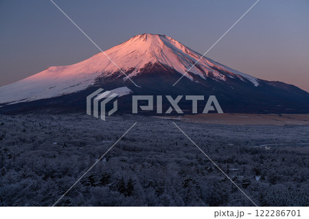 《山梨県》冬の富士山・夜明けの山中湖パノラマ台の眺望 《山梨県》冬の富士山・夜明けの山中湖パノラマ台の眺望 122286701