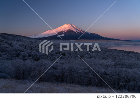 《山梨県》冬の富士山・夜明けの山中湖パノラマ台の眺望 122286706