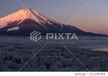《山梨県》冬の富士山・夜明けの山中湖パノラマ台の眺望 122286708