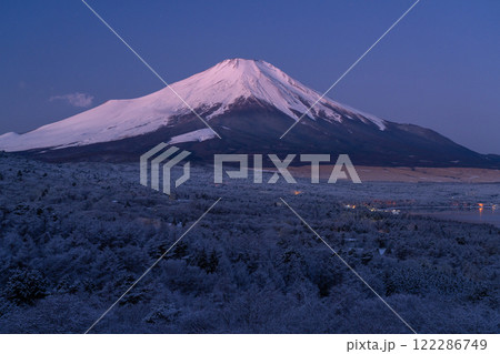 《山梨県》冬の富士山・積雪の山中湖パノラマ台の眺望 《山梨県》冬の富士山・積雪の山中湖パノラマ台の眺望 122286749