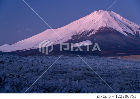 《山梨県》冬の富士山・積雪の山中湖パノラマ台の眺望 122286753