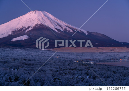 《山梨県》冬の富士山・積雪の山中湖パノラマ台の眺望 122286755