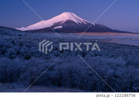 《山梨県》冬の富士山・積雪の山中湖パノラマ台の眺望 122286756