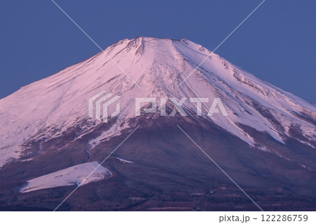 《山梨県》冬の富士山・積雪の山中湖パノラマ台の眺望 122286759