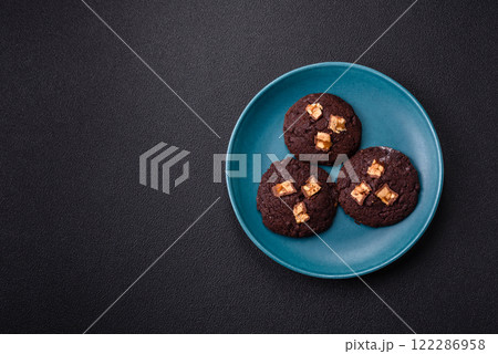 Sweet chocolate cookies made at home Sweet chocolate cookies made at home 122286958
