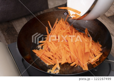人参しりしりを作る　人参とツナをフライパンで炒め調味料で味付けをする 122287499
