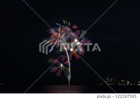 夏の夜空に咲く美しい打ち上げ花火 夏の夜空に咲く美しい打ち上げ花火 122287503