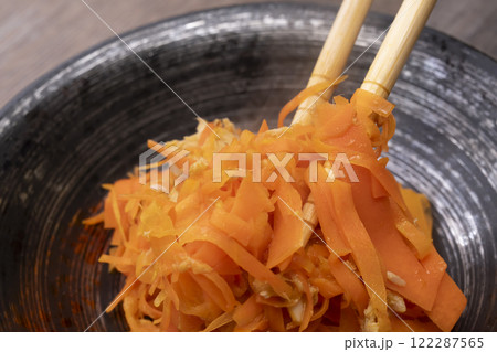 作った人参しりしりを菜箸で盛り付ける 作った人参しりしりを菜箸で盛り付ける 122287565