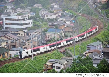 東海道本線　湯河原－真鶴　JR東日本　E259系　Ne001編成（鎌倉）　マリンエクスプレス踊り子 122287578