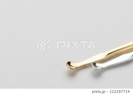 耳かき 金色 銀色 耳掃除の道具 白背景 耳かき 金色 銀色 耳掃除の道具 白背景 122287714