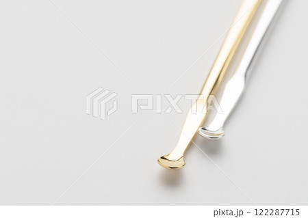 耳かき 金色 銀色 耳掃除の道具 白背景 耳かき 金色 銀色 耳掃除の道具 白背景 122287715