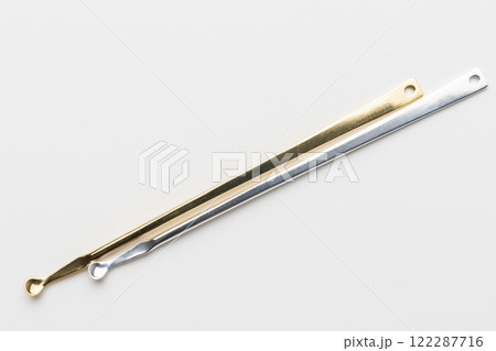 耳かき　金色　銀色　耳掃除の道具 白背景 122287716