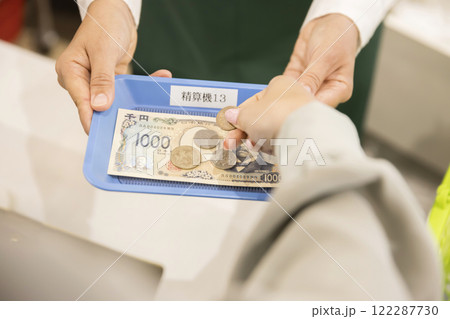 新紙幣でお金を受け取るスーパー店員 122287730