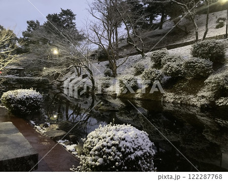 雪化粧した木々と反射する水面 122287768