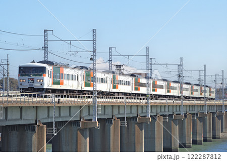 東海道本線　茅ヶ崎－平塚　JR東日本　185系　A2編成（大宮）　踊り子　湘南ブロック色 122287812