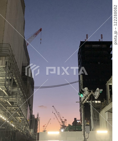 夕暮れの工事現場のクレーン 夕暮れの工事現場のクレーン 122288082