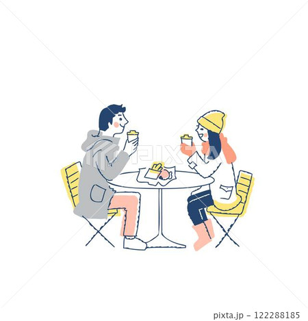 オープンカフェでくつろぐ冬服のカップル 122288185