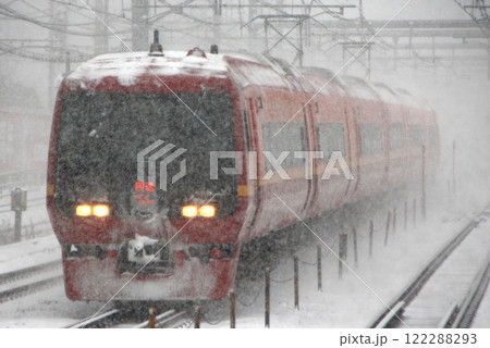 大雪で運転取りやめとなった東武線直通特急:253系電車 大雪で運転取りやめとなった東武線直通特急:253系電車 122288293