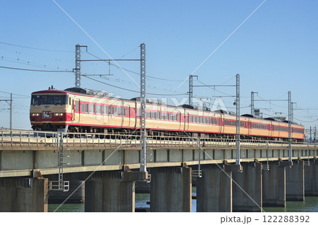 東海道本線　茅ヶ崎－平塚　JR東日本　185系　OM08編成（大宮）　踊り子　157系あまぎ色 122288392