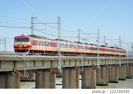 東海道本線　茅ヶ崎－平塚　JR東日本　185系　OM08編成（大宮）　伊勢海老列車　157系あまぎ色 122288395