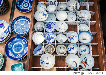 フリーマーケットで陳列された陶器の皿 122288751