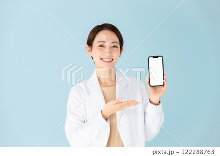 白衣の女性 スマホ 笑顔 白衣の女性 スマホ 笑顔 122288763