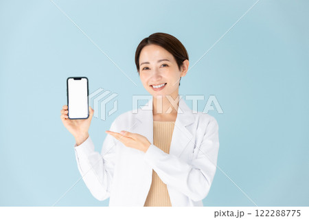 白衣の女性　スマホ　笑顔 122288775