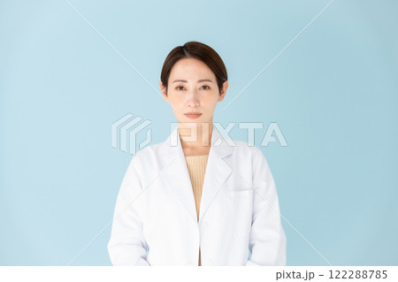 白衣の女性　ポートレート 122288785