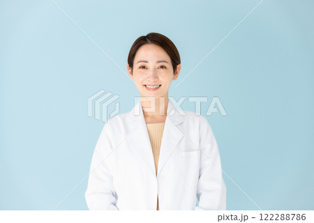 白衣の女性　ポートレート 122288786