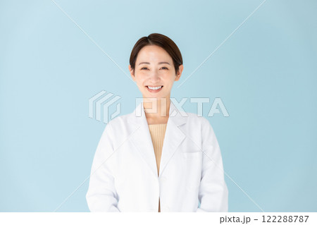 白衣の女性　ポートレート 122288787